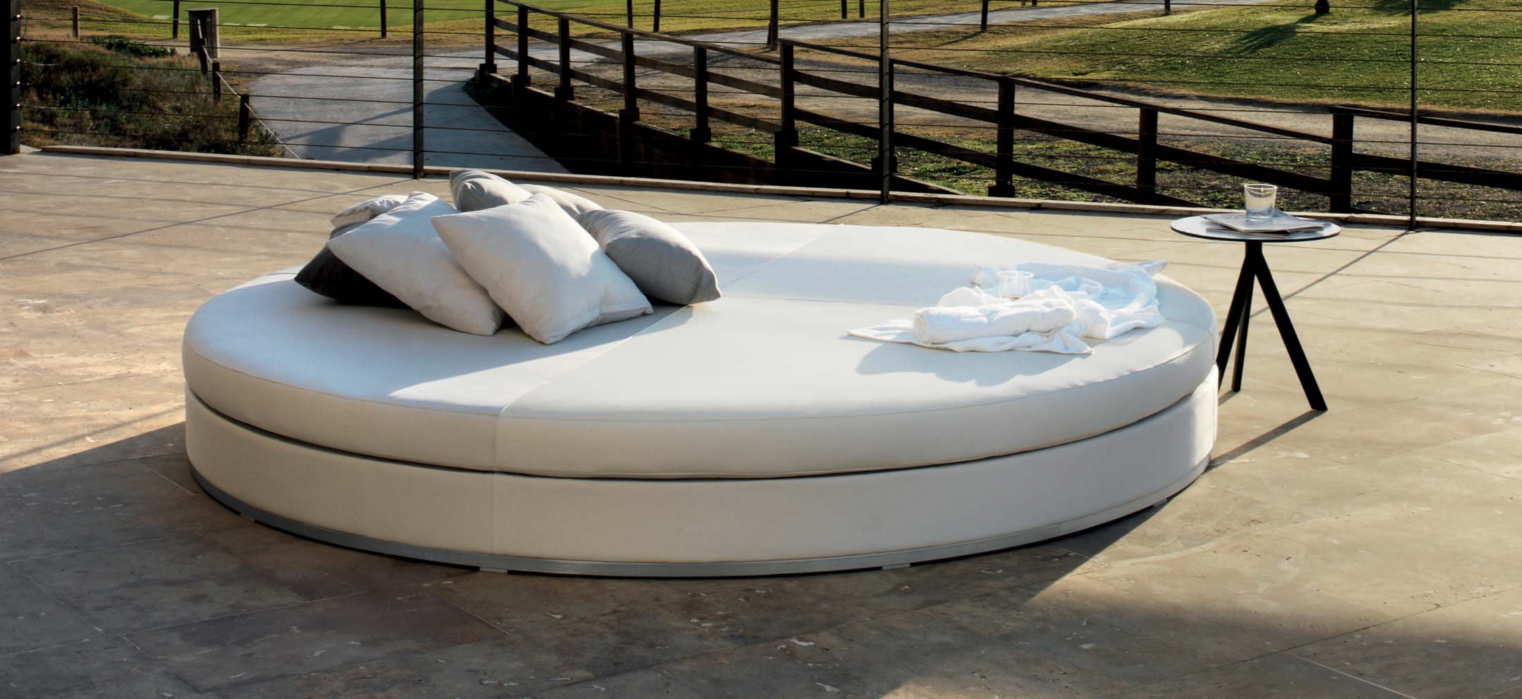 Slim sun bed at Casa e Jardim