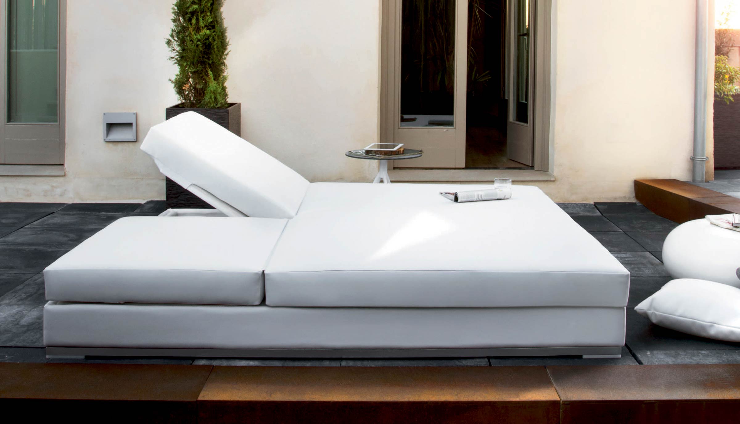 Slim sun bed at Casa e Jardim